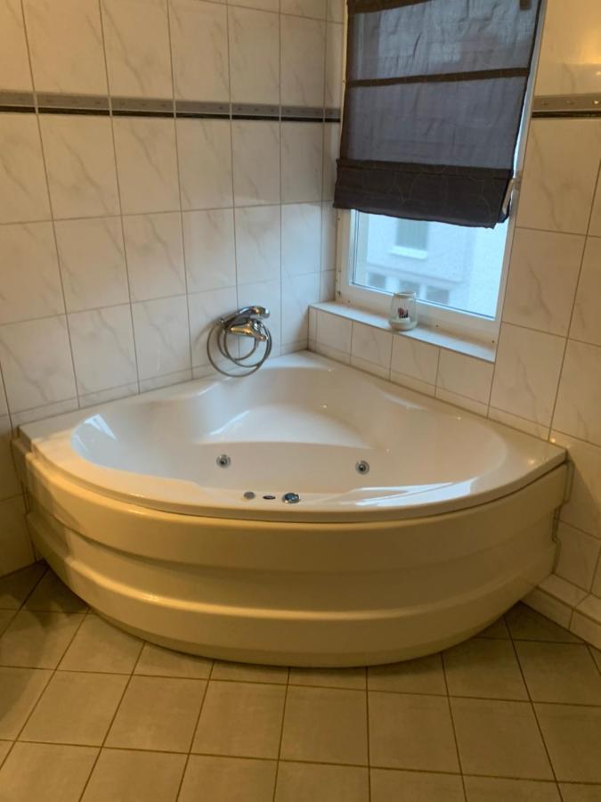 Mainpark Apartment 4 Schlafzimmer Bis Zu 10 Personen Direkt Ueber Aschaffapartment Bei Aschaffenburg Mainaschaff Luaran gambar