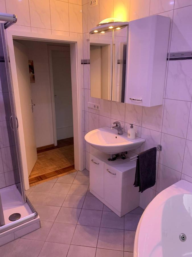 Mainpark Apartment 4 Schlafzimmer Bis Zu 10 Personen Direkt Ueber Aschaffapartment Bei Aschaffenburg Mainaschaff Luaran gambar